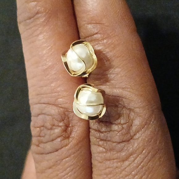 Elegant Gold and Pearl Earrings - Picture 2 of 3